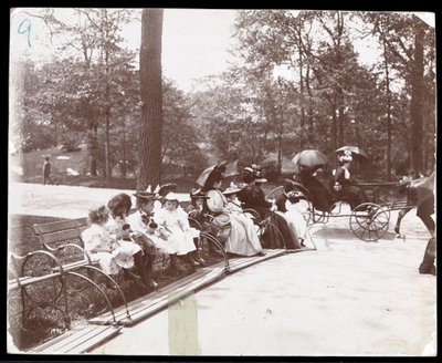 Vista de mujeres y niños sentados en bancos en Central Park, Nueva York, 1898 de Byron Company